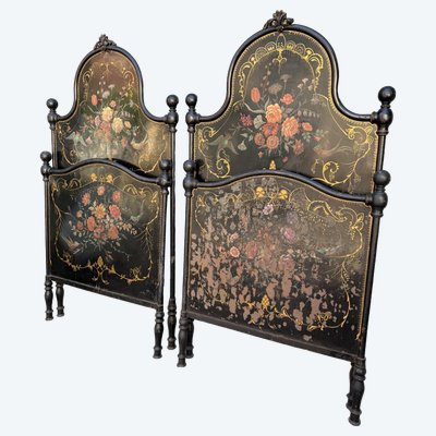 Coppia di letti gemelli in lamiera nera del XIX secolo, decorati con fiori dipinti, periodo Napoleone III