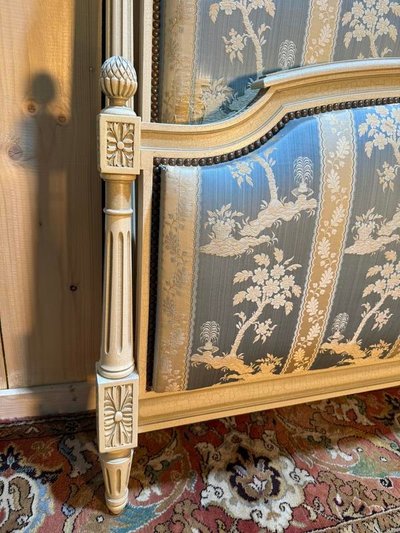 Lit capitonné de style Louis XVI en bois beige 