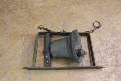 Cloche de maison et son support vers 1900