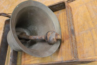 Cloche de maison et son support vers 1900