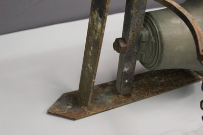 Cloche de maison et son support vers 1900