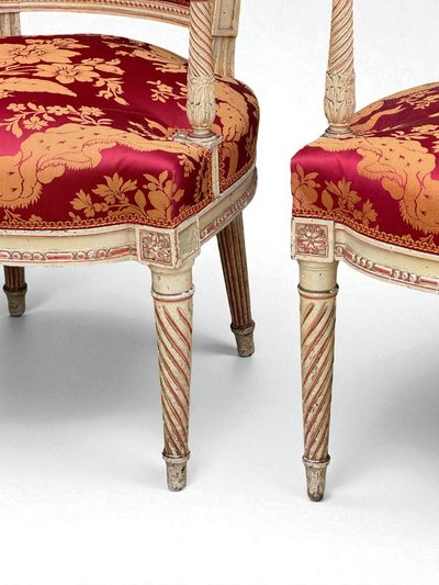 COPPIA DI POLTRONE EPOCA LUIGI XVI CON GAMBE A SPIRALE IN LEGNO LACCATO E TESSUTO