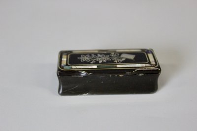 Tabatière en corne et incrustation fin XIX