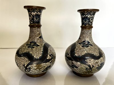 Paire de petits vases cloisonnés, Chine