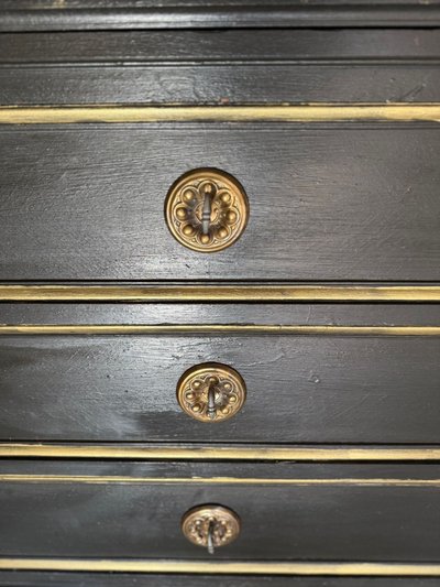 Napoleon III Kommode aus dem Ende des 19. Jahrhunderts, reiche Patina in Schwarz und Gold