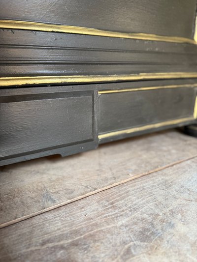 Napoleon III Kommode aus dem Ende des 19. Jahrhunderts, reiche Patina in Schwarz und Gold