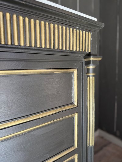 Napoleon III Kommode aus dem Ende des 19. Jahrhunderts, reiche Patina in Schwarz und Gold