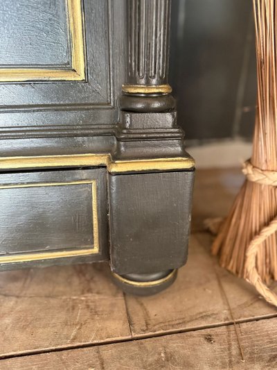 Napoleon III Kommode aus dem Ende des 19. Jahrhunderts, reiche Patina in Schwarz und Gold