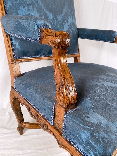 Fauteuil en noyer sculpté époque Régence