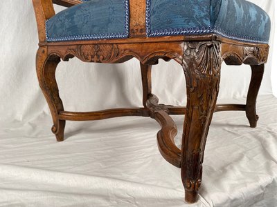 Fauteuil en noyer sculpté époque Régence