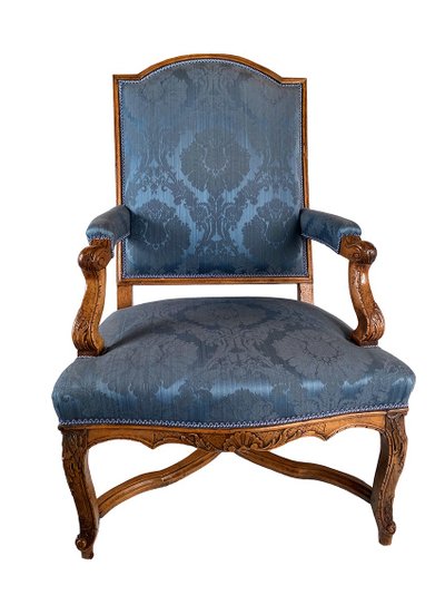 Fauteuil en noyer sculpté époque Régence