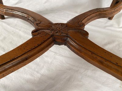 Fauteuil en noyer sculpté époque Régence