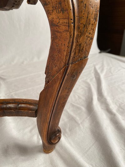 Fauteuil en noyer sculpté époque Régence