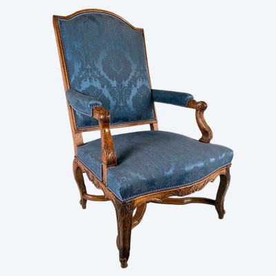 Fauteuil en noyer sculpté époque Régence