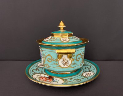 Bonbonschale mit Deckel und Untertasse aus französischem Porzellan, verziert mit Türkis, Gold und Blumen.