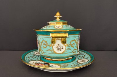 Bonbonschale mit Deckel und Untertasse aus französischem Porzellan, verziert mit Türkis, Gold und Blumen.