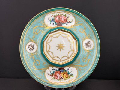Bonbonschale mit Deckel und Untertasse aus französischem Porzellan, verziert mit Türkis, Gold und Blumen.