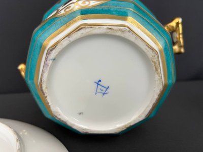 Bonbonschale mit Deckel und Untertasse aus französischem Porzellan, verziert mit Türkis, Gold und Blumen.