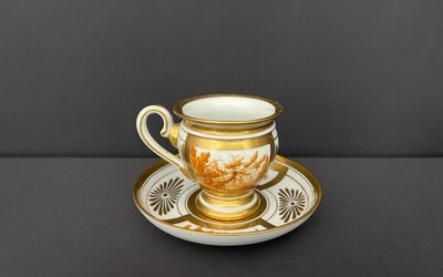 TAZZA E PIATTINO IN PORCELLANA FRANCESE, DORATURA E DECORAZIONE SEPPIA, FINE XIX - INIZIO XX SECOLO