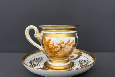 TAZZA E PIATTINO IN PORCELLANA FRANCESE, DORATURA E DECORAZIONE SEPPIA, FINE XIX - INIZIO XX SECOLO