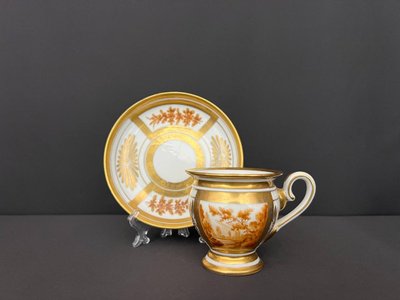 TAZZA E PIATTINO IN PORCELLANA FRANCESE, DORATURA E DECORAZIONE SEPPIA, FINE XIX - INIZIO XX SECOLO