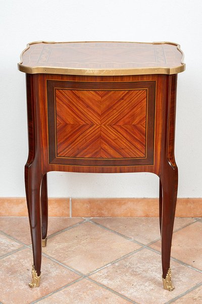 Antico comodino del XIX secolo.Francia