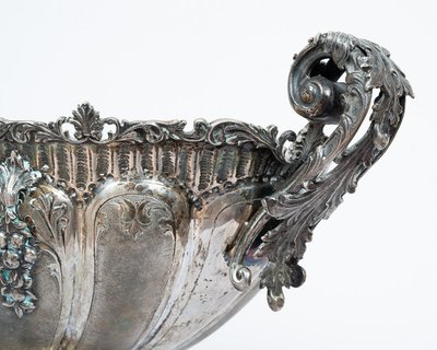 Centre de table en argent repoussé et ciselé, datant de la première moitié du XXe siècle. 