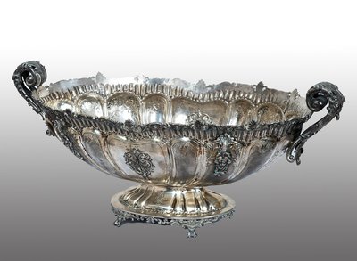 Centre de table en argent repoussé et ciselé, datant de la première moitié du XXe siècle. 