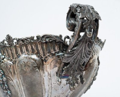 Centre de table en argent repoussé et ciselé, datant de la première moitié du XXe siècle. 