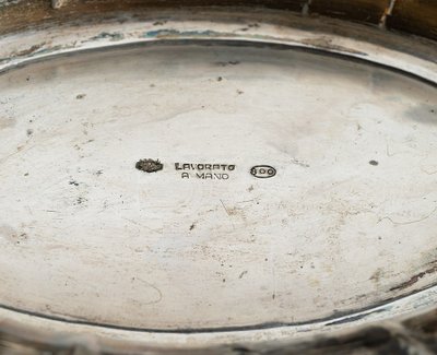 Centre de table en argent repoussé et ciselé, datant de la première moitié du XXe siècle. 
