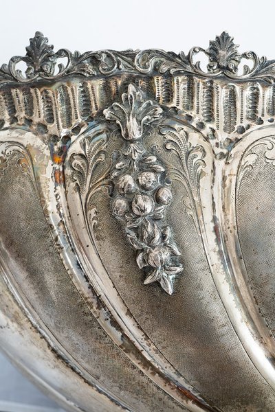 Centre de table en argent repoussé et ciselé, datant de la première moitié du XXe siècle. 