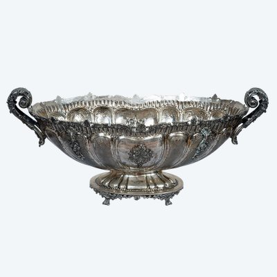 Centre de table en argent repoussé et ciselé, datant de la première moitié du XXe siècle. 