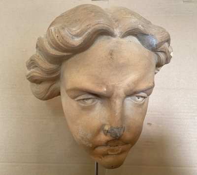 Antica testa di terracotta