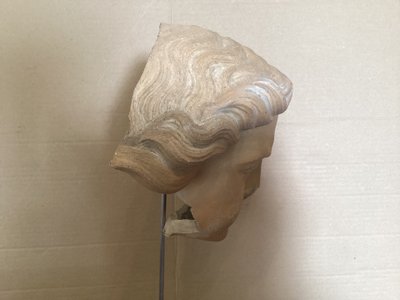 Antica testa di terracotta