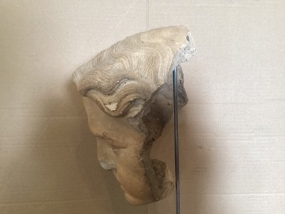 Antica testa di terracotta