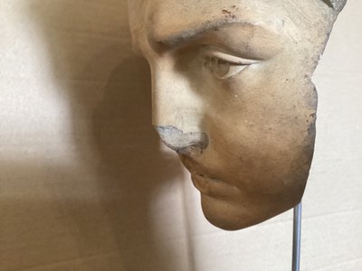 Antica testa di terracotta