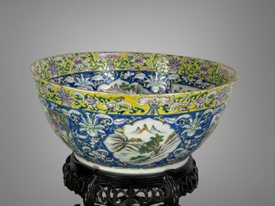 LARGE POLYCHROME ENAMEL BOWL CHINA /CANTON 19th A DECORATION OF BATTLE SCENES
