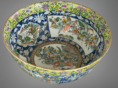 LARGE POLYCHROME ENAMEL BOWL CHINA /CANTON 19th A DECORATION OF BATTLE SCENES