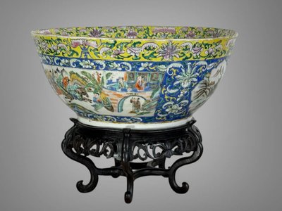 LARGE POLYCHROME ENAMEL BOWL CHINA /CANTON 19th A DECORATION OF BATTLE SCENES