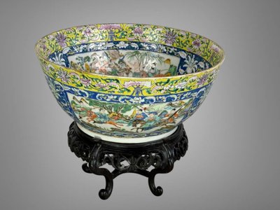 LARGE POLYCHROME ENAMEL BOWL CHINA /CANTON 19th A DECORATION OF BATTLE SCENES