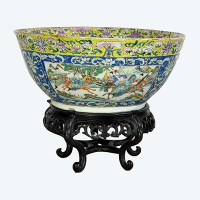 LARGE POLYCHROME ENAMEL BOWL CHINA /CANTON 19th A DECORATION OF BATTLE SCENES