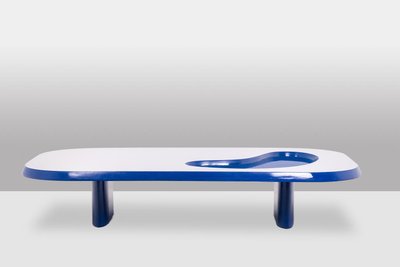 Table basse de forme organique en aluminium et laque. Contemporain.LS65003009M