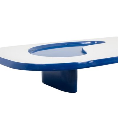Table basse de forme organique en aluminium et laque. Contemporain.LS65003009M