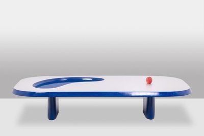 Table basse de forme organique en aluminium et laque. Contemporain.LS65003009M