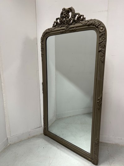 Specchio in stile Luigi XV in legno e stucco patinato XX secolo
