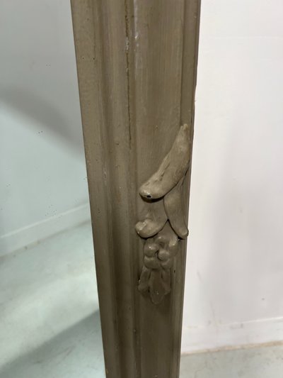 Specchio in stile Luigi XV in legno e stucco patinato XX secolo