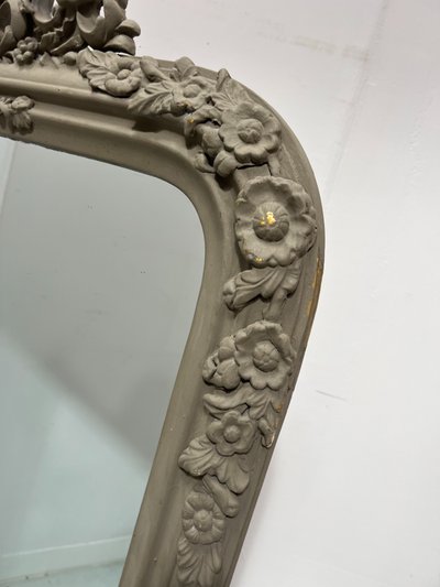 Specchio in stile Luigi XV in legno e stucco patinato XX secolo