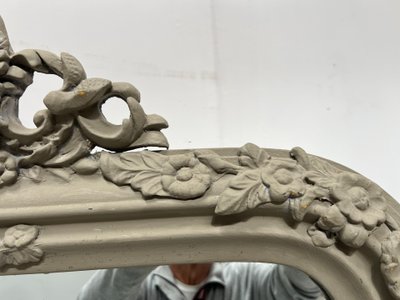 Specchio in stile Luigi XV in legno e stucco patinato XX secolo