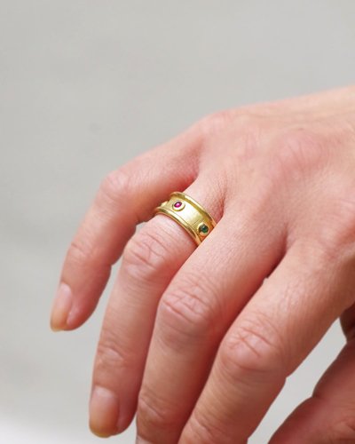 Ruby emerald band ring in 18k gold, "Archeology Revival", ruby and emerald cabochon