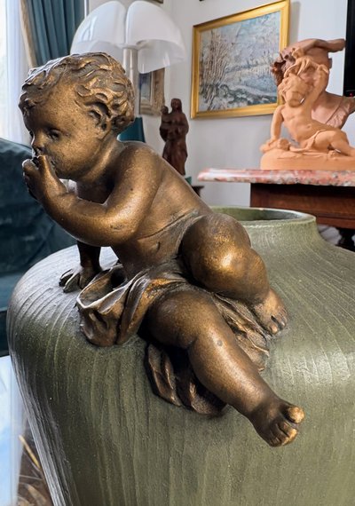 Vaso in terracotta firmato Madrassi - Il segreto del putto, 1920 ca.